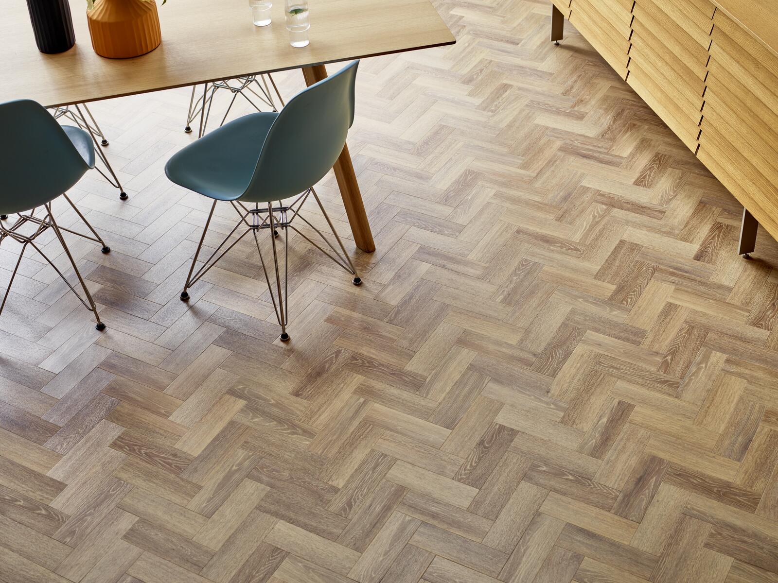 マルヤクデ Mulled Oak: Beautifully designed LVT wood flooring from the Amtico